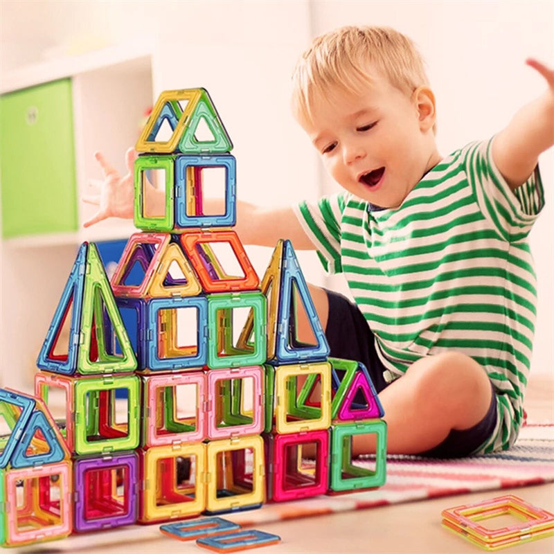 Bloques de construcción magnéticos. Juguetes para niños